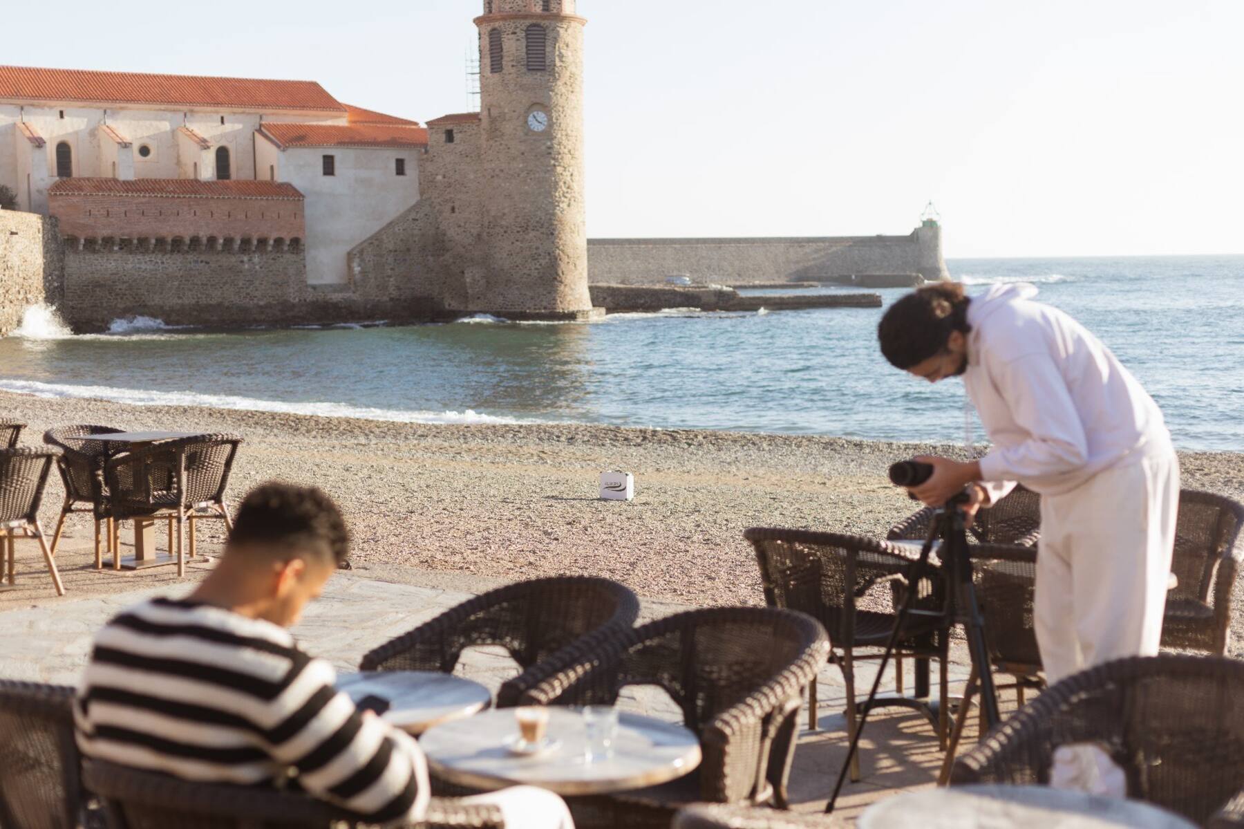 Le photographe de MELO VISUEL en plein repérage, bord de mer à Collioure