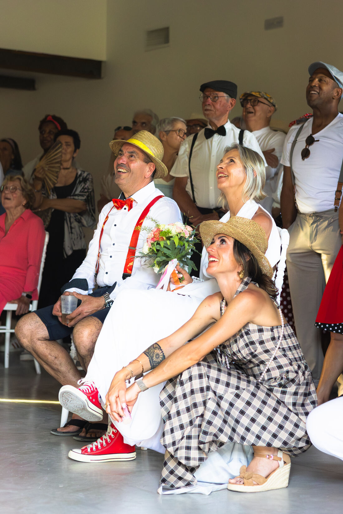 Invités riant pendant la cérémonie