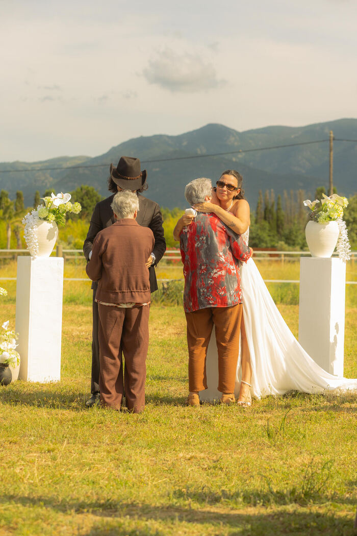 Moment d'émotion en famille lors d'un mariage