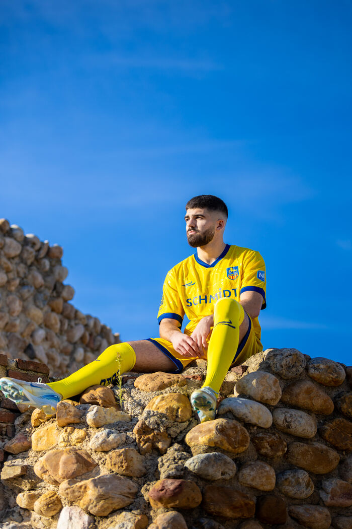 Portrait d'un joueur de football en tenue de club